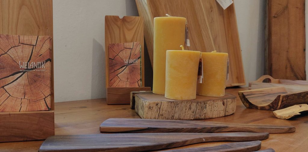 Holzbrettchen und Bienenwachskerzen